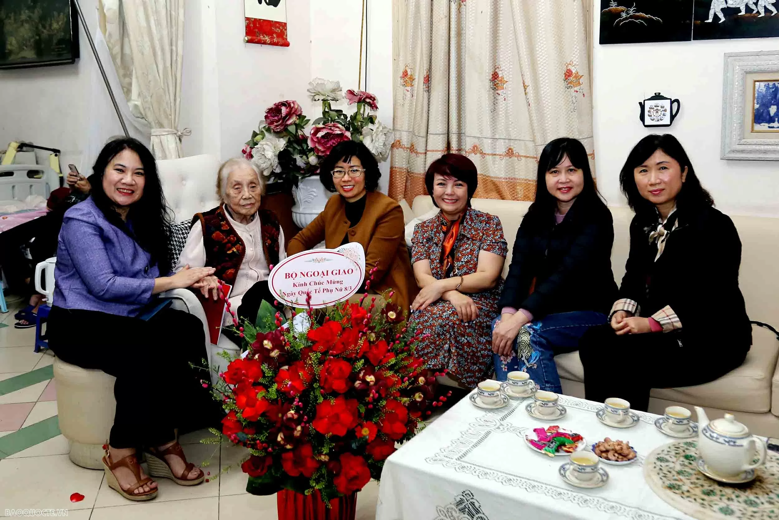 Ban Nữ công - Công đoàn Bộ Ngoại giao trri ân thế hệ các nhà ngoại giao nữ nhân kỷ niệm Ngày Quốc tế Phụ nữ 8/3 Tri ân thế hệ các nhà ngoại giao nữ nhân kỷ niệm Ngày Quốc tế Phụ nữ 8/3