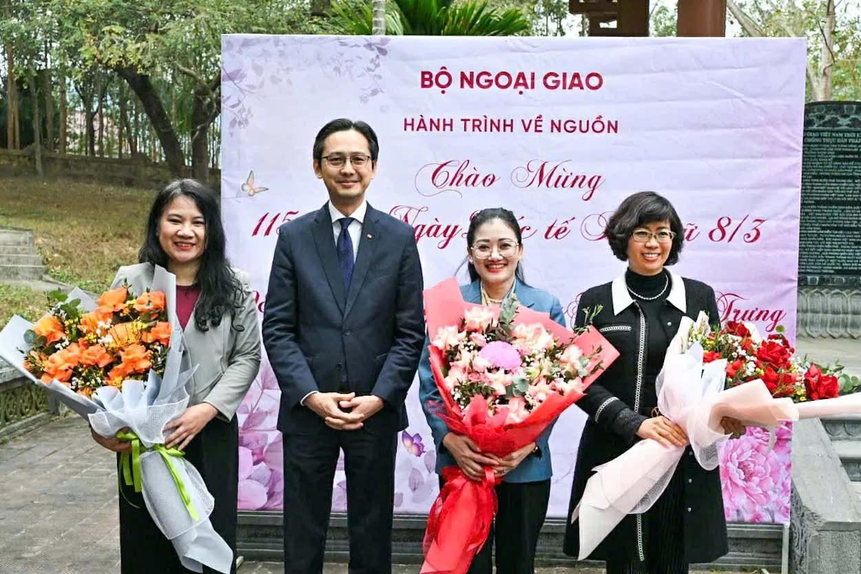 Thứ trưởng tặng hoa chúc mừng các nữ lãnh đạo đại diện Công đoàn Bộ, đại diện UBND tỉnh Tuyên Quang. (Ảnh: Quang Hòa)