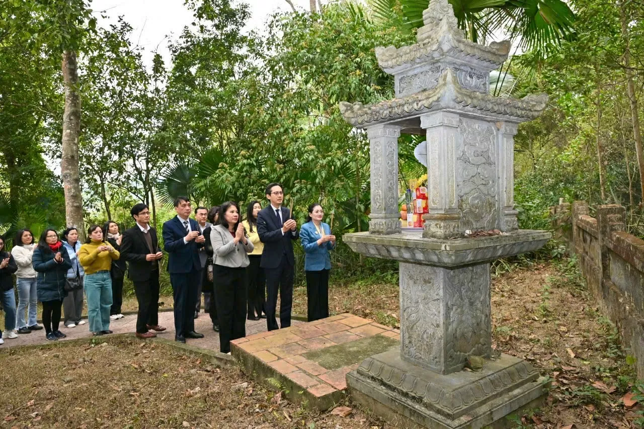 Đoàn dâng hương tại Khu di tích lịch sử Bộ Ngoại giao. (Ảnh: Quang Hòa)