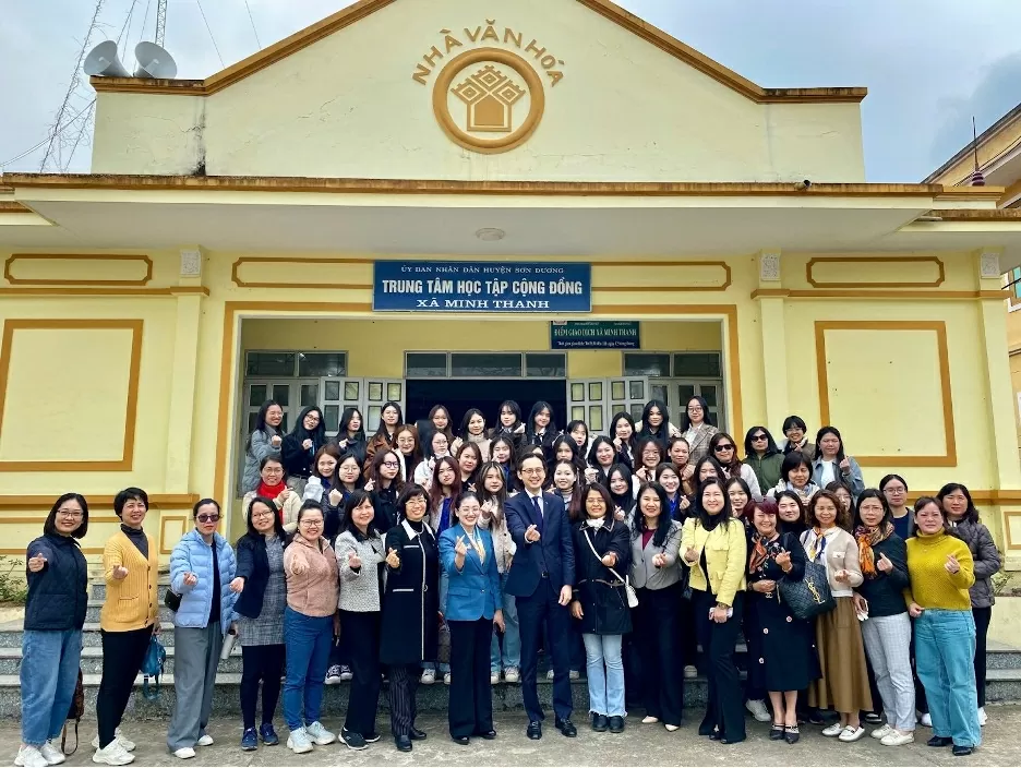 Thứ trưởng Đỗ Hùng Việt cùng đoàn chụp ảnh kỷ niệm tại nhà văn hóa xã Minh Thanh. (Ảnh: Phương Thảo)