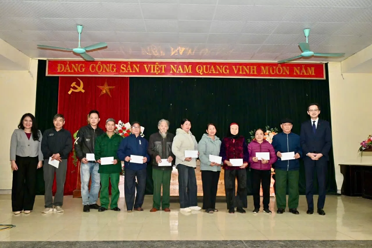 Thứ trưởng Ngoại giao Đỗ Hùng Việt, Vụ trưởng, Trưởng Ban Nữ công Bộ Ngoại giao Lê Thị Hồng Vân, Chủ tịch Công đoàn Bộ Ngoại giao Đỗ Bích Thủy trao quà cho các hộ gia đình chính sách, gia đình liệt sĩ tại nhà văn hóa xã Minh Thanh. (Ảnh: Quang Hòa)