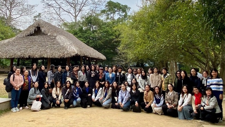 Bước đi giữa miền ký ức ngoại giao