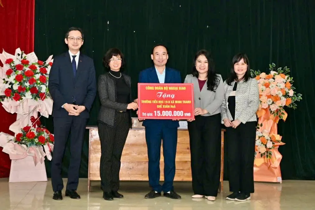 Thứ trưởng Ngoại giao Đỗ Hùng Việt, Vụ trưởng, Trưởng Ban Nữ công Bộ Ngoại giao Lê Thị Hồng Vân, Chủ tịch Công đoàn Bộ Ngoại giao Đỗ Bích Thủy trao quà trường tiểu học 19/8. (Ảnh: Phương Thảo)