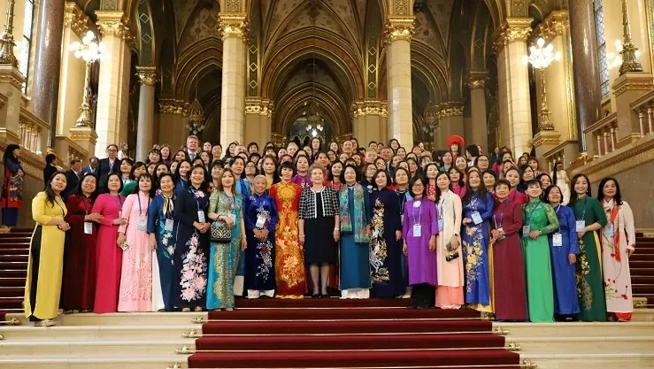 Sẽ phát hành tuyển tập tản văn, thơ về người phụ nữ Việt Nam nơi xa xứ Sẽ phát hành tuyển tập tản văn, thơ về người phụ nữ Việt Nam nơi xa xứ