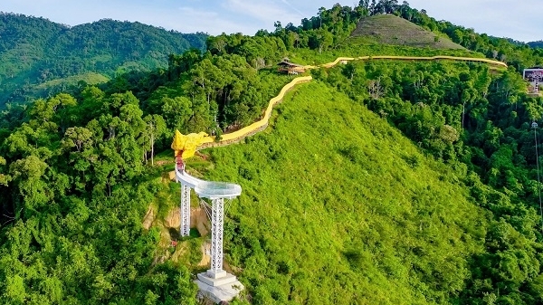 Khám phá hành lang có mái che hình rồng vắt qua núi dài nhất Việt Nam