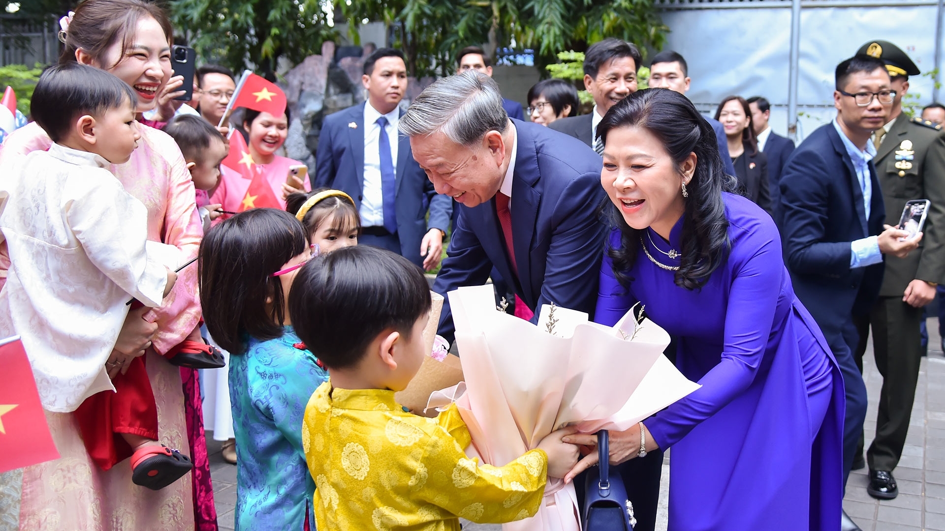 Tổng Bí thư Tô Lâm và Phu nhân thăm Đại sứ quán, gặp gỡ cộng đồng người Việt Nam tại Indonesia