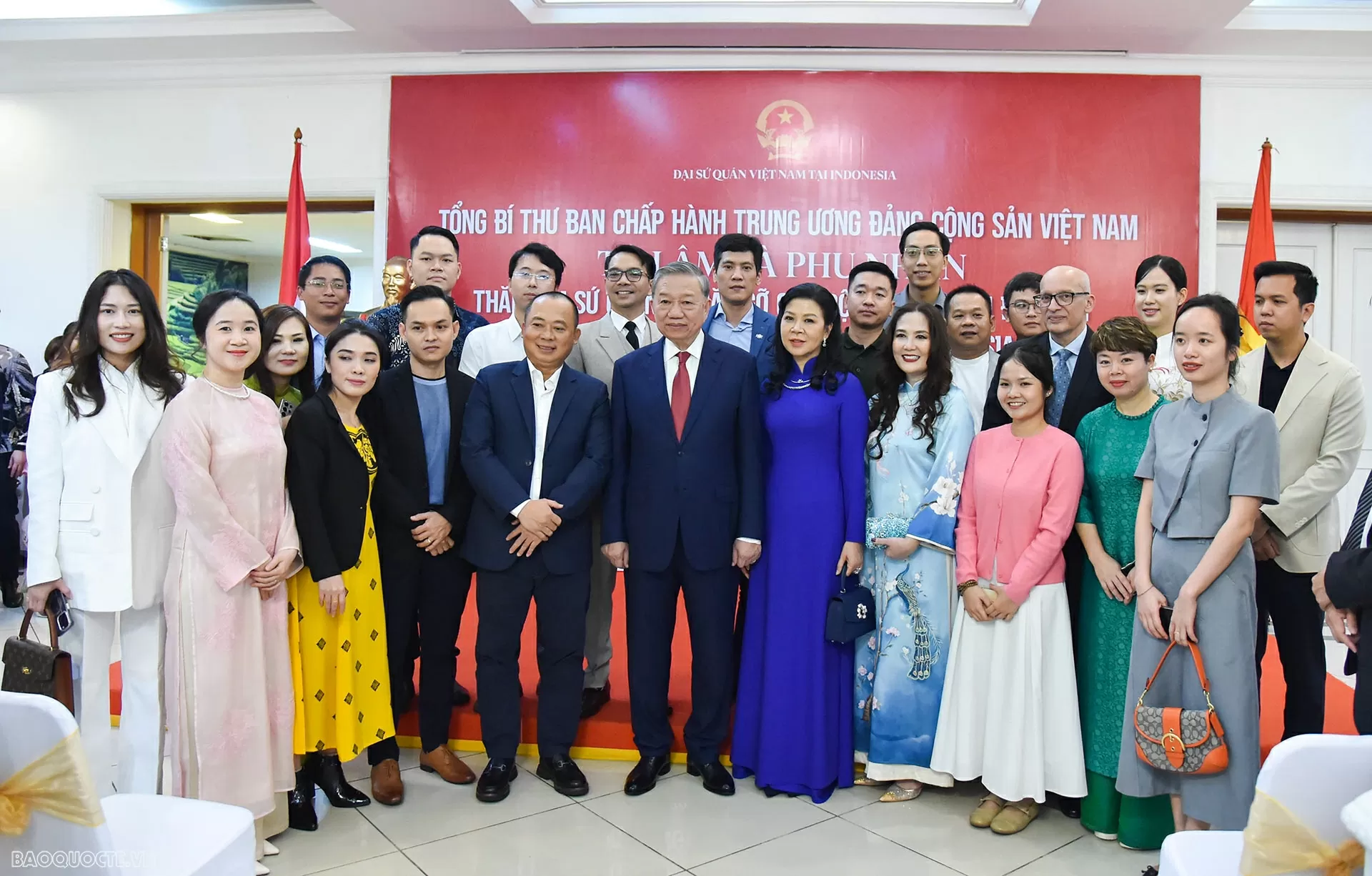 Tổng Bí thư Tô Lâm và Phu nhân thăm Đại sứ quán và gặp gỡ cộng đồng người Việt Nam tại Indonesia