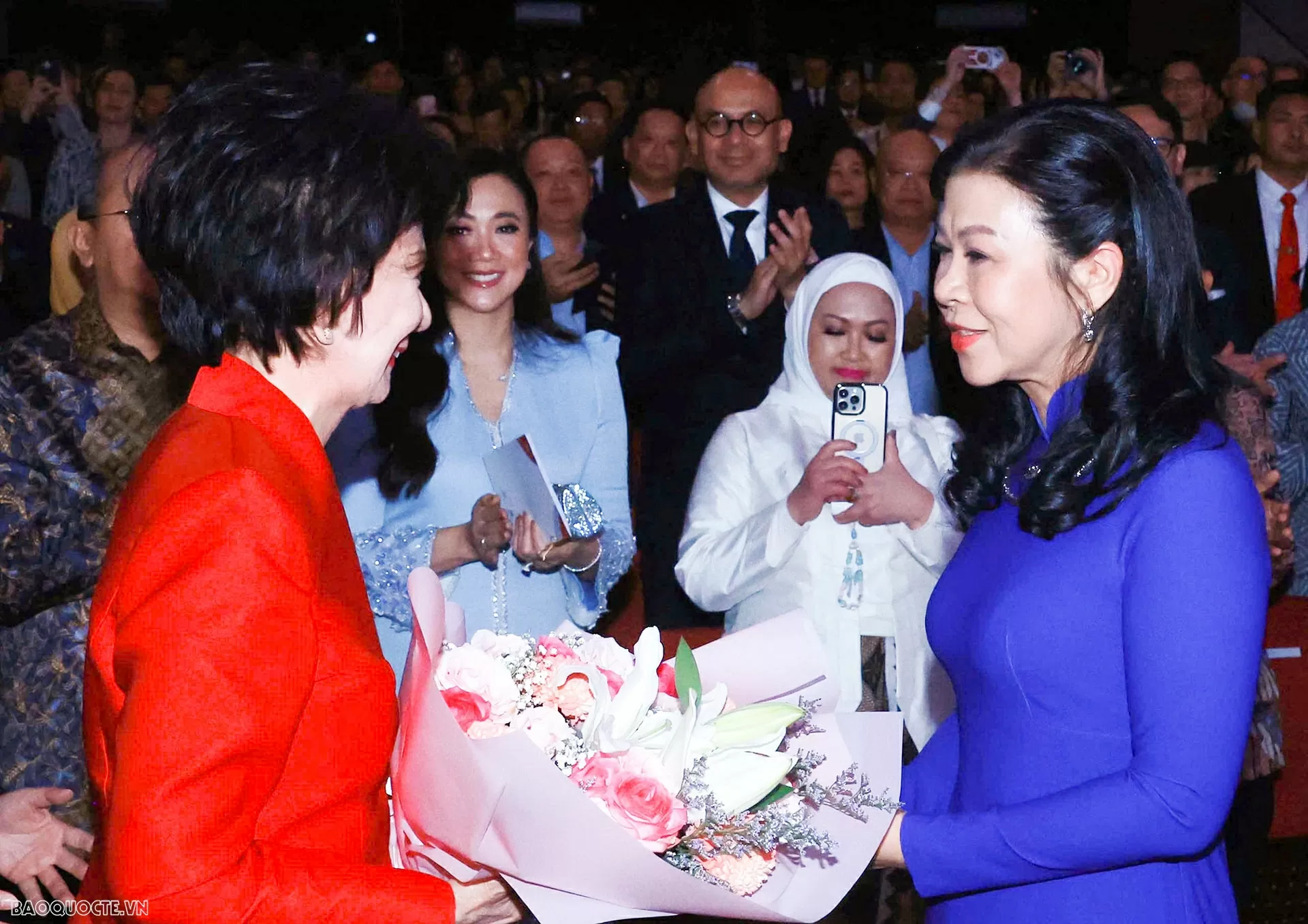 Trong khuôn khổ chuyến thăm cấp Nhà nước Cộng hòa Indonesia, thăm chính thức Ban thư ký ASEAN, tối 9/3, tại Nhà hát Ciputra, thủ đô Jakarta, Tổng Bí thư Tô Lâm và Phu nhân Ngô Phương Ly đã dự Lễ hòa nhạc Kỷ niệm 70 năm thiết lập quan hệ ngoại giao Việt Nam-Indonesia. (Ảnh: Tuấn Anh) Trong khuôn khổ chuyến thăm cấp Nhà nước Cộng hòa Indonesia, thăm chính thức Ban thư ký ASEAN, tối 9/3, tại Nhà hát Ciputra, thủ đô Jakarta, Tổng Bí thư Tô Lâm và Phu nhân Ngô Phương Ly đã dự Lễ hòa nhạc Kỷ niệm 70 năm thiết lập quan hệ ngoại giao Việt Na