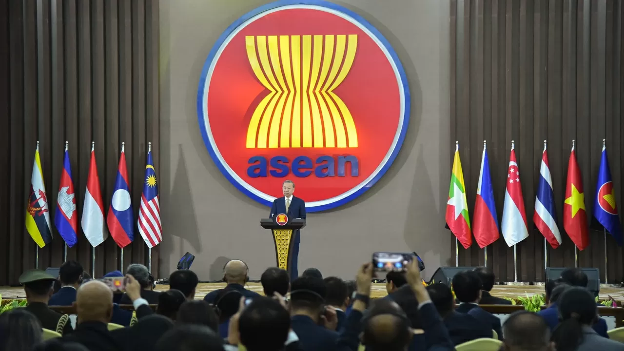 Trong khuôn khổ chuyến thăm cấp Nhà nước Cộng hòa Indonesia, thăm chính thức Ban thư ký ASEAN, sáng 10/3, tại Trụ sở Ban thư ký ASEAN, Tổng Bí thư Tô Lâm và Phu nhân cùng đoàn đại biểu cấp cao Việt Nam đã dự Lễ kỷ niệm 30 năm Việt Nam gia nhập ASEAN và có