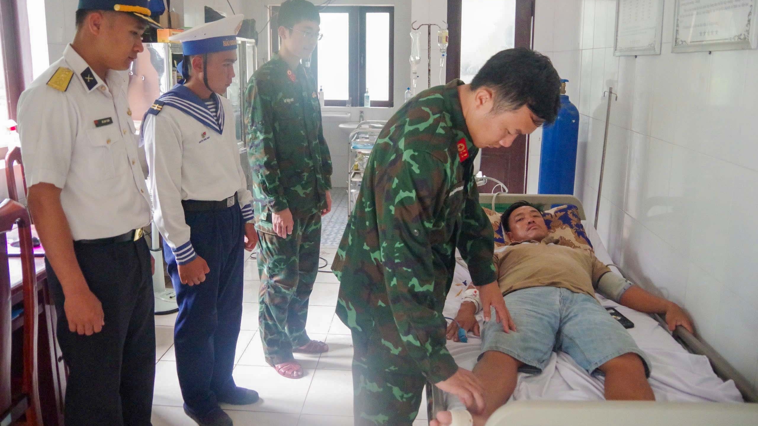 Bệnh xá đảo Trường Sa cấp cứu ngư dân bị cá biển đâm