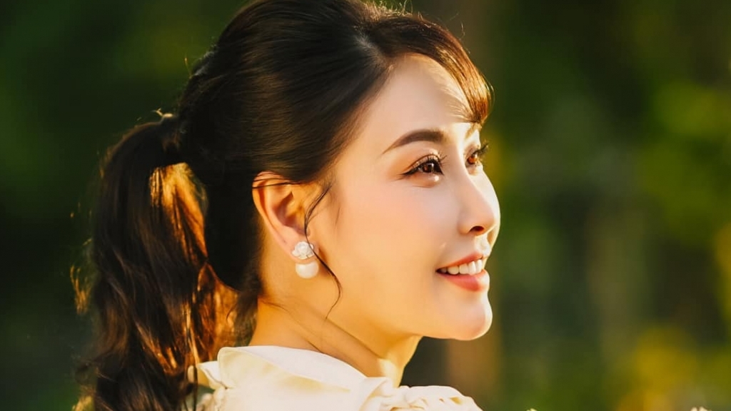 Hoa hậu Hà Kiều Anh khoe nhan sắc trẻ trung trong bộ ảnh mới