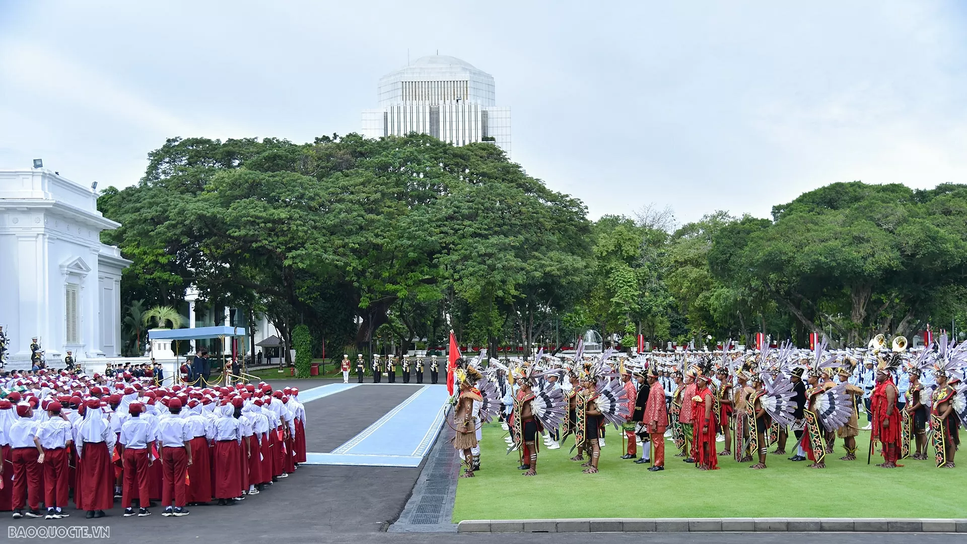 Tổng thống Prabowo Subianto ra đón tại cửa xe, bắt tay, chào mừng Tổng Bí thư Tô Lâm và Phu nhân. Tổng thống Prabowo Subianto ra đón tại cửa xe, bắt tay, chào mừng Tổng Bí thư Tô Lâm và Phu nhân.