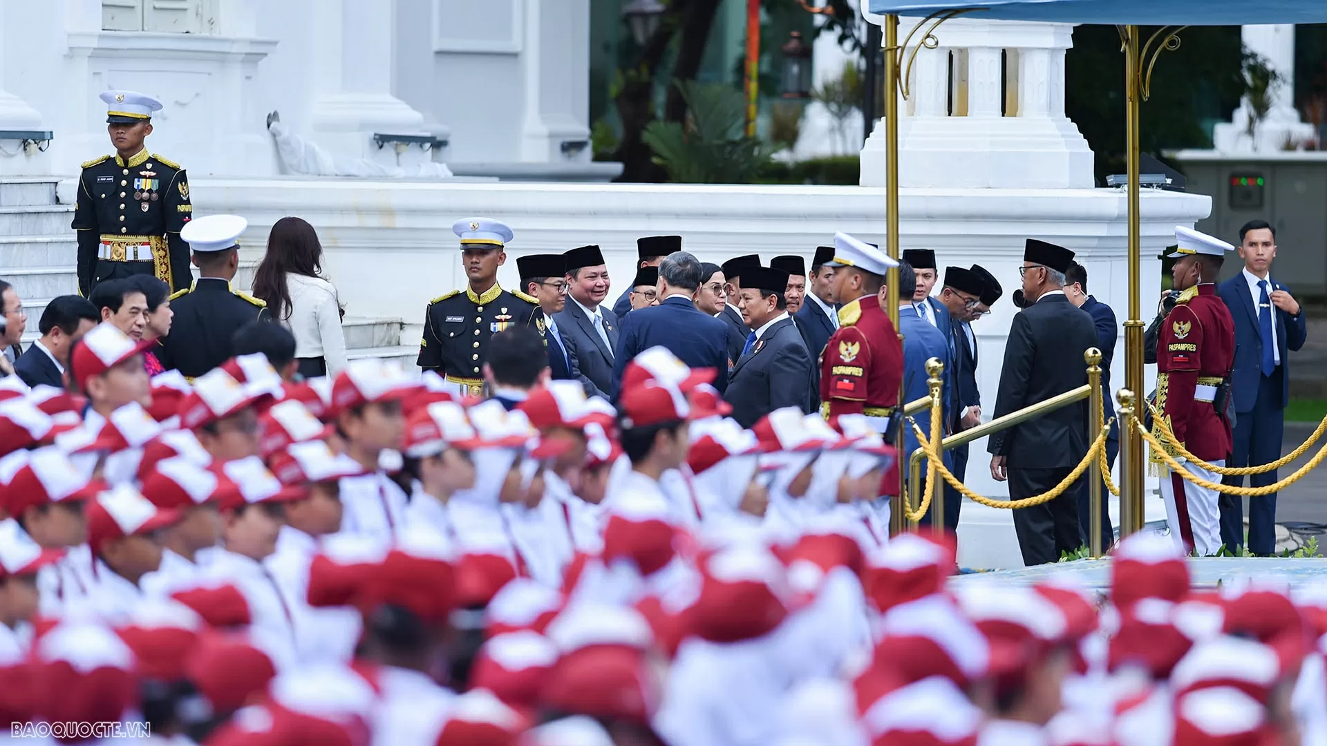 Tổng thống Prabowo Subianto và Tổng Bí thư Tô Lâm giới thiệu thành phần đoàn cấp cao hai nước dự Lễ đón. Tổng thống Prabowo Subianto và Tổng Bí thư Tô Lâm giới thiệu thành phần đoàn cấp cao hai nước dự Lễ đón.