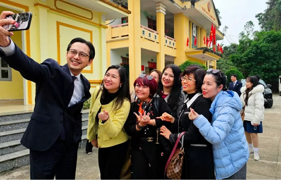 Tôn vinh cội rễ, sẻ chia nghĩa tình