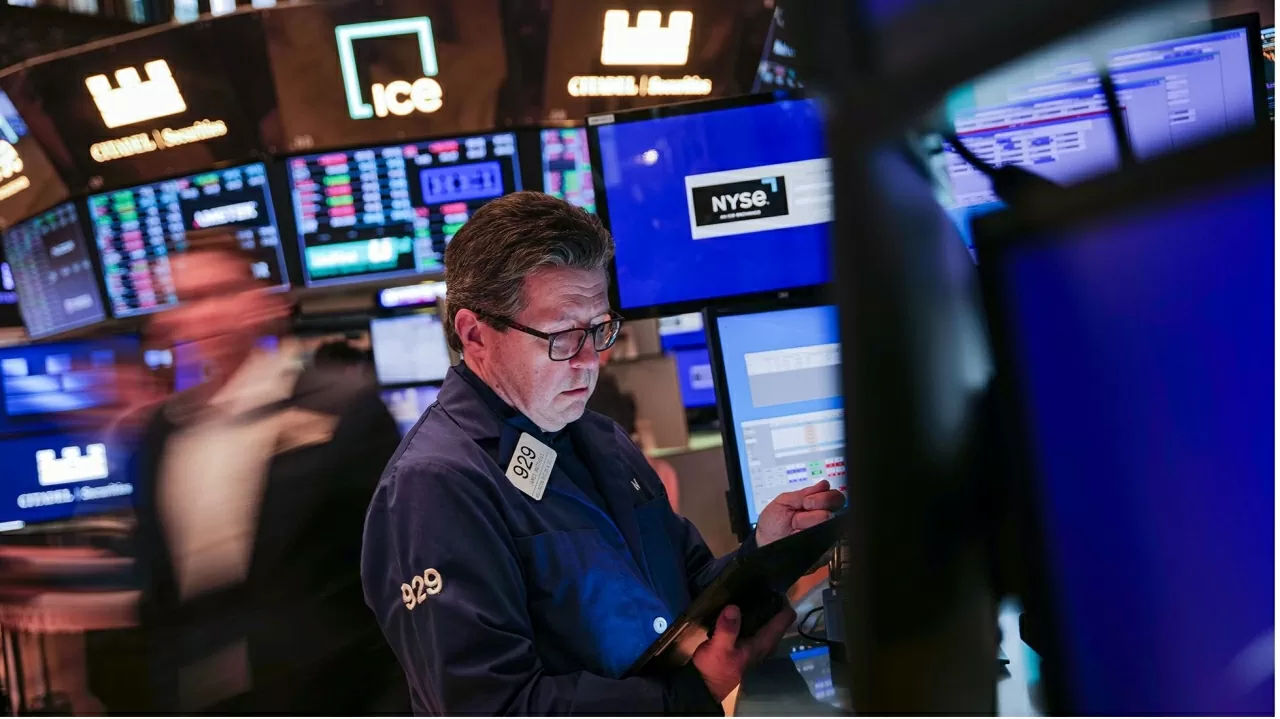 Giá cổ phiếu đã giảm mạnh trong tháng này do sự bất ổn liên quan đến chính sách thuế quan lúc có lúc không của Tổng thống Donald Trump. (Nguồn: Getty Images) Giá cổ phiếu đã giảm mạnh trong tháng này do sự bất ổn liên quan đến chính sách thuế quan lúc có lúc không của Tổng thống Donald Trump. (Nguồn: Getty Images)