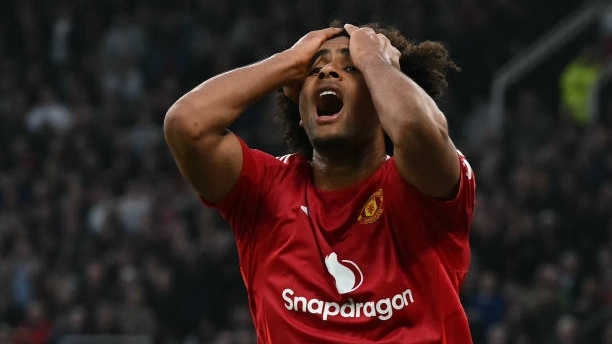 HLV Koeman nói thẳng loại tiền đạo Zirkzee vì không đủ tốt