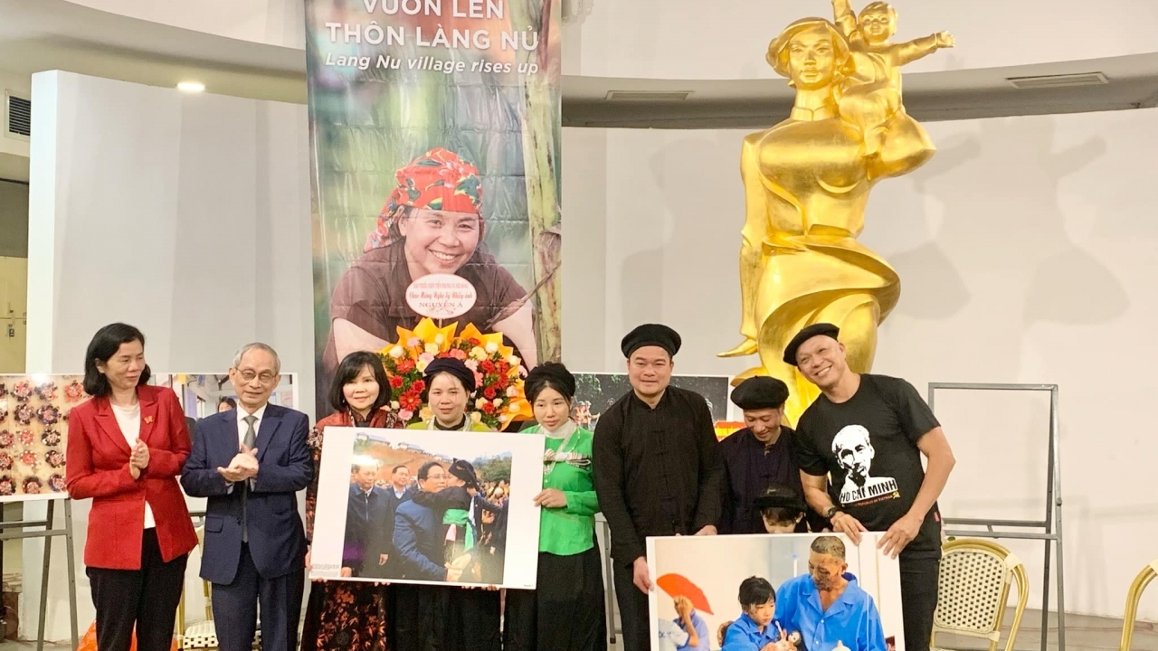 Tấm lòng của nghệ sĩ nhiếp ảnh Nguyễn Á dành cho người dân thôn Làng Nủ