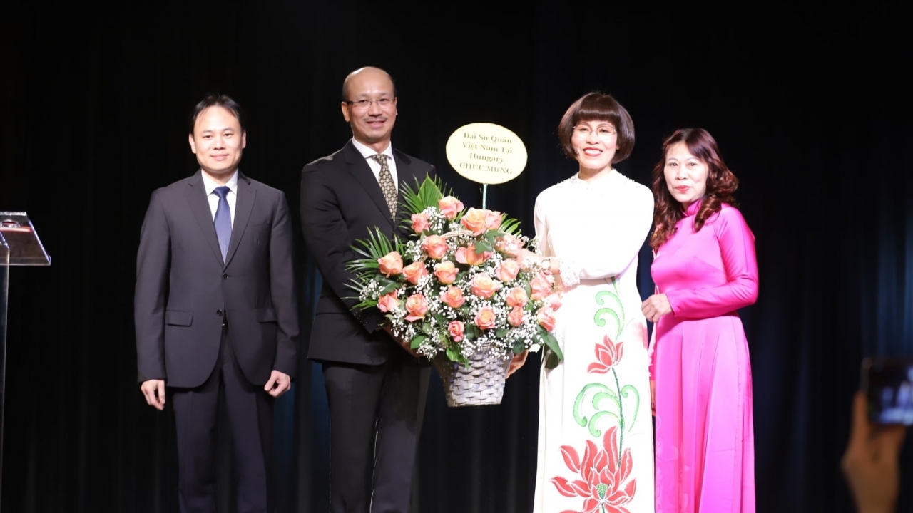Tôn vinh phụ nữ Việt Nam tại Hungary