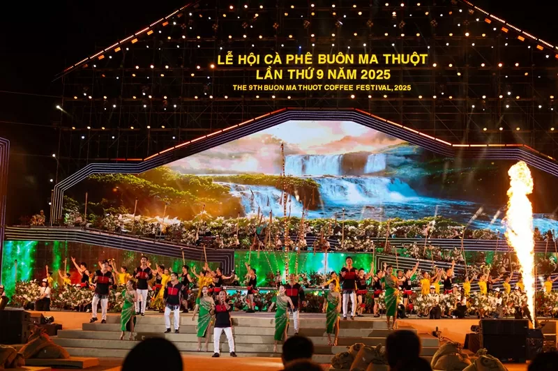 Tổ khúc nghệ thuật “Buôn Ma Thuột – 50 năm hòa bình và phát triển” mang đến không khí hào hùng, tự hào về vùng đất, văn hóa và con người Tây Nguyên trên hành trình sáng tạo và phát triển. Tổ khúc nghệ thuật “Buôn Ma Thuột – 50 năm hòa bình và phát triển” mang đến không khí hào hùng, tự hào về vùng đất, văn hóa và con người Tây Nguyên trên hành trình sáng tạo và phát triển.