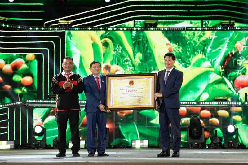 Bộ Văn hóa, Thể thao và Du lịch đã chính thức trao Chứng nhận “Tri thức trồng và chế biến cà phê Đắk Lắk” là Di sản Văn hóa phi Vật thể Quốc gia cho tỉnh Đắk Lắk. Bộ Văn hóa, Thể thao và Du lịch đã chính thức trao Chứng nhận “Tri thức trồng và chế biến cà phê Đắk Lắk” là Di sản Văn hóa phi Vật thể Quốc gia cho tỉnh Đắk Lắk.