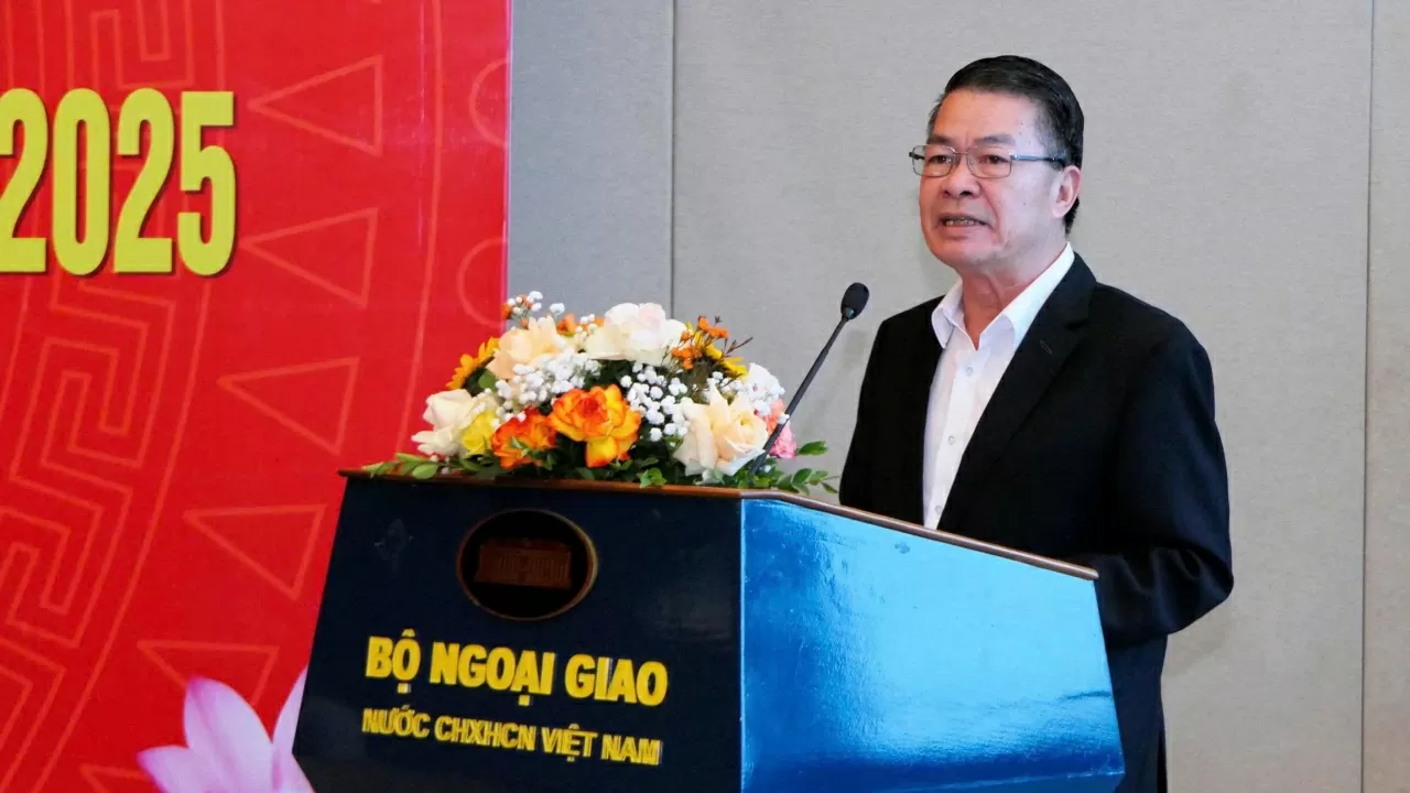 Đại sứ Lê Thanh Tùng Cục trưởng Cục Cơ yếu - Công nghệ thông tin phát biểu tại Hội nghị. (Nguồn: Bộ Ngoại giao) Đại sứ Lê Thanh Tùng Cục trưởng Cục Cơ yếu - Công nghệ thông tin phát biểu tại Hội nghị. (Nguồn: Bộ Ngoại giao)