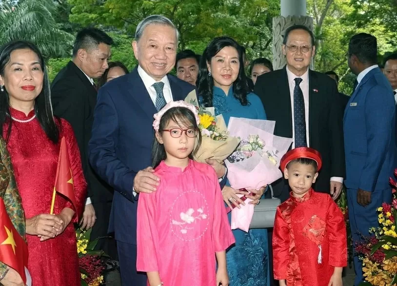 Cán bộ, nhân nhân viên Đại sứ quán, đại diện cộng đồng người Việt Nam tại Singapore đón Tổng Bí thư Tô Lâm và Phu nhân. (Nguồn: TTXVN) Cán bộ, nhân nhân viên Đại sứ quán, đại diện cộng đồng người Việt Nam tại Singapore đón Tổng Bí thư Tô Lâm và Phu nhân. (Nguồn: TTXVN)