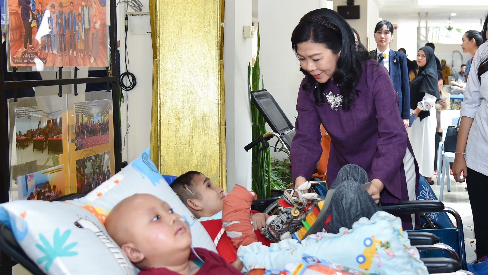 Phu nhân Ngô Phương Ly thăm Tổ chức Chăm sóc trẻ em ung thư Indonesia (YKAKI)