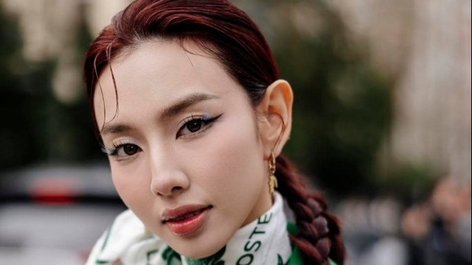 Hoa hậu Thùy Tiên nổi bật trên thảm đỏ, ca sĩ Chi Pu gợi cảm hút mắt