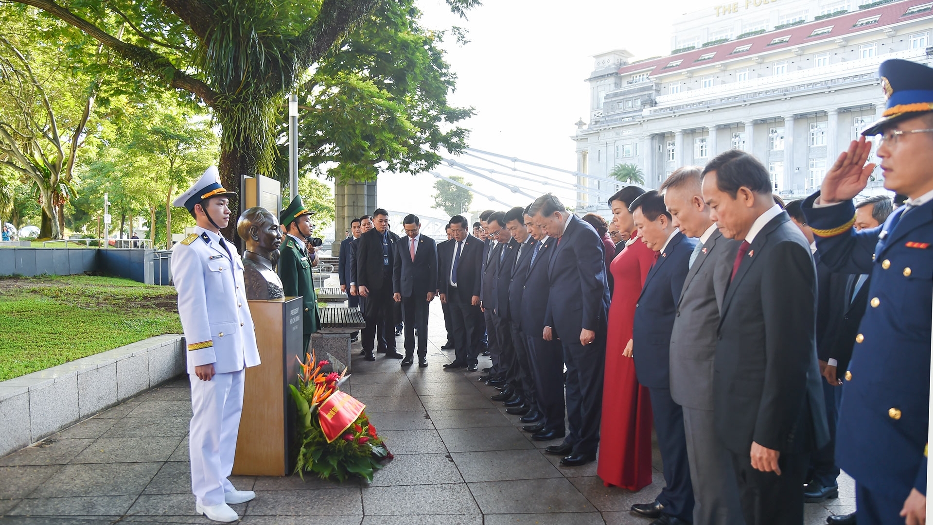 Tổng Bí thư Tô Lâm dâng hoa tưởng niệm Chủ tịch Hồ Chí Minh ở Bảo tàng Văn minh châu Á, Singapore