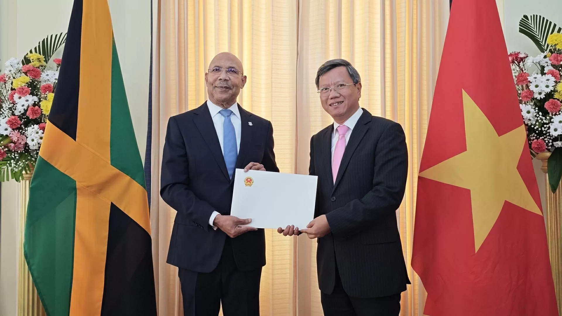 Đại sứ Lê Quang Long trình Thư ủy nhiệm lên Toàn quyền Jamaica