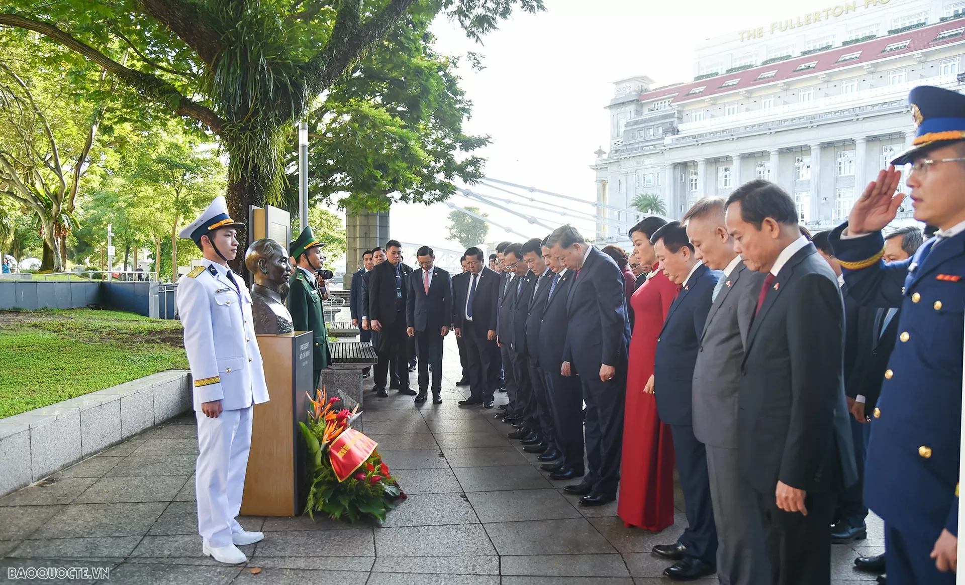Tổng Bí thư Tô Lâm dâng hoa tưởng niệm Chủ tịch Hồ Chí Minh ở Bảo tàng Văn minh châu Á, Singapore