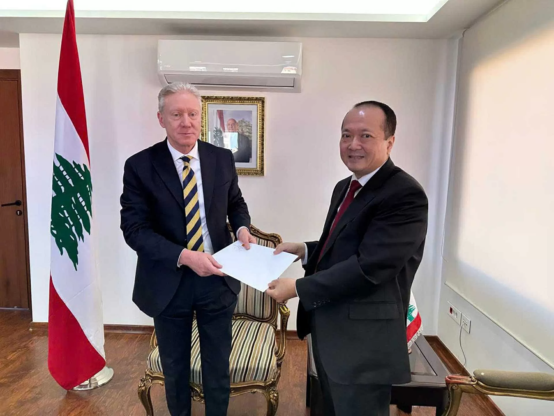 Đại sứ Nguyễn Huy Dũng trình Thư ủy nhiệm lên Tổng thống Lebanon