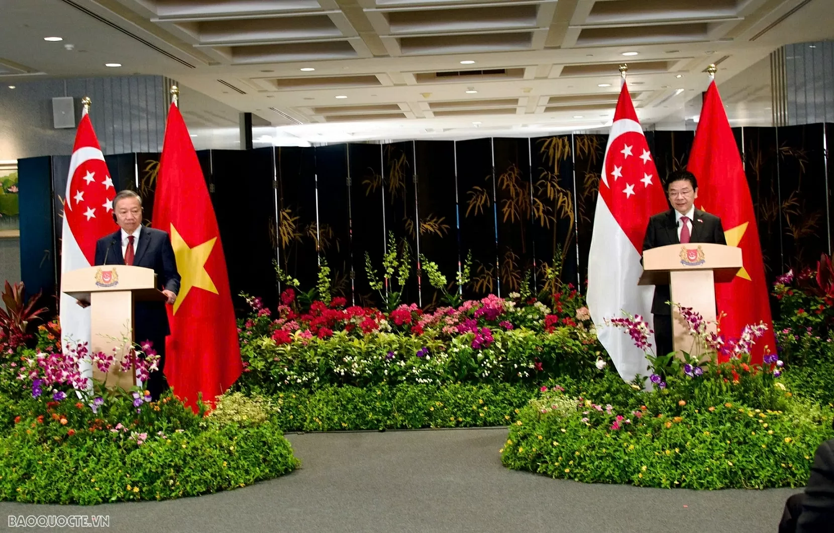 Tổng Bí thư Tô Lâm và Thủ tướng Singapore, Tổng thư ký Đảng Hành động Nhân dân Lawrence Wong tuyên bố nâng cấp quan hệ hai nước, ngày 12/3. (Ảnh: Văn Hiếu)