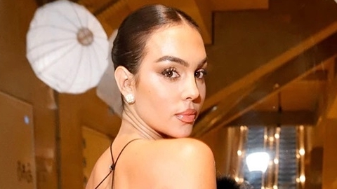 Bạn gái siêu sao Ronaldo biến hóa phong cách sang trọng