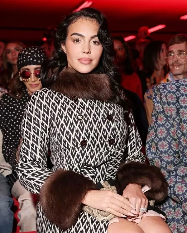 Georgina Rodriguez biến hóa phong cách sang trọng tại Tuần lễ thời trang Paris 2025