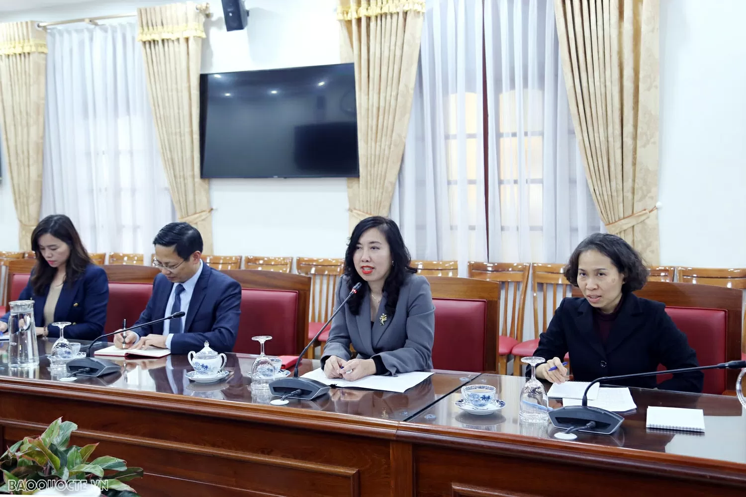 Thứ trưởng Ngoại giao Lê Thị Thu Hằng tiếp Phó Thống đốc tỉnh Kaluga, Nga Thứ trưởng Ngoại giao Lê Thị Thu Hằng tiếp Phó Thống đốc tỉnh Kaluga, LB Nga