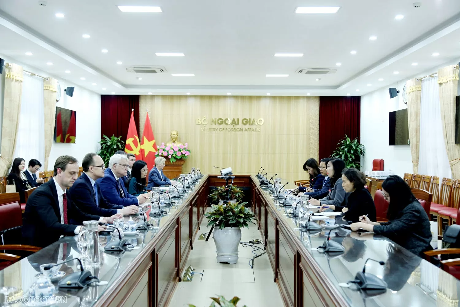 Thứ trưởng Ngoại giao Lê Thị Thu Hằng tiếp Phó Thống đốc tỉnh Kaluga, Nga Thứ trưởng Ngoại giao Lê Thị Thu Hằng tiếp Phó Thống đốc tỉnh Kaluga, LB Nga