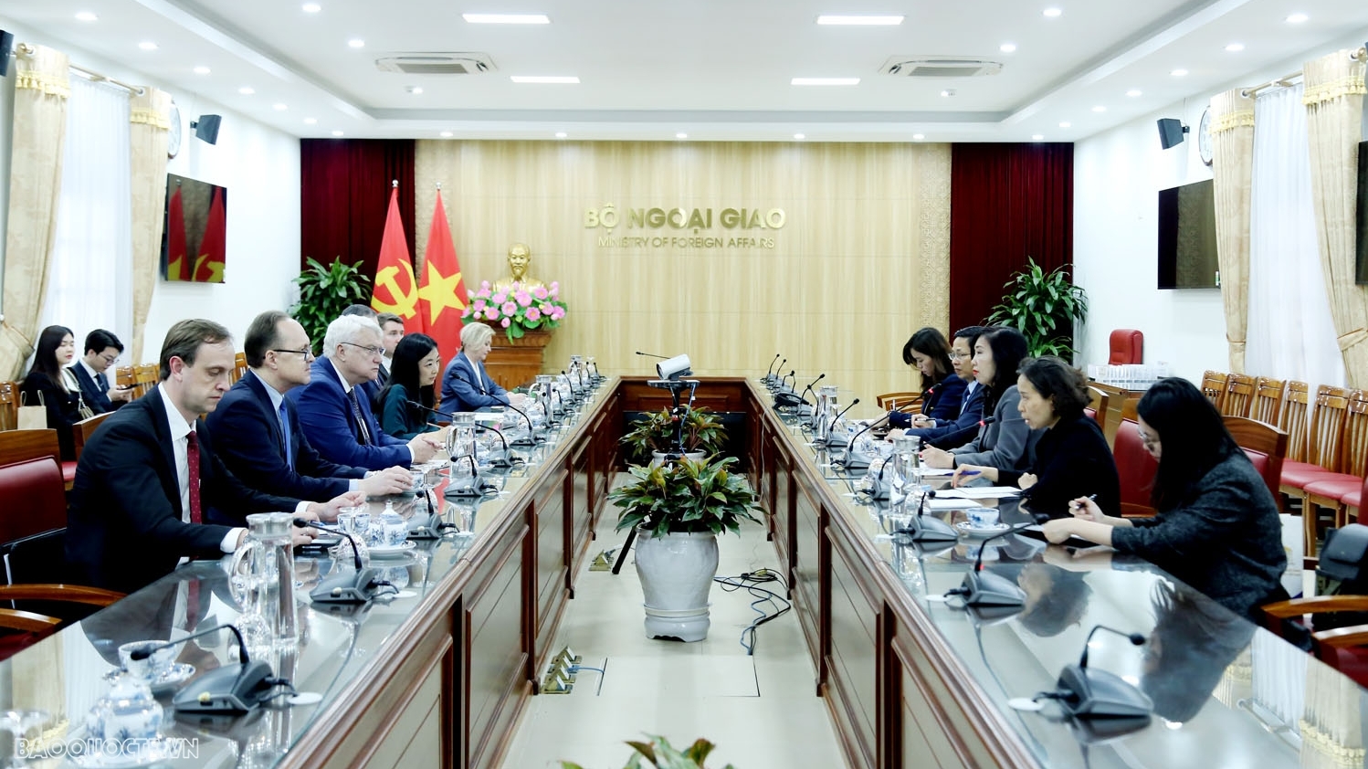 Thứ trưởng Ngoại giao Lê Thị Thu Hằng tiếp Phó Thống đốc tỉnh Kaluga, LB Nga