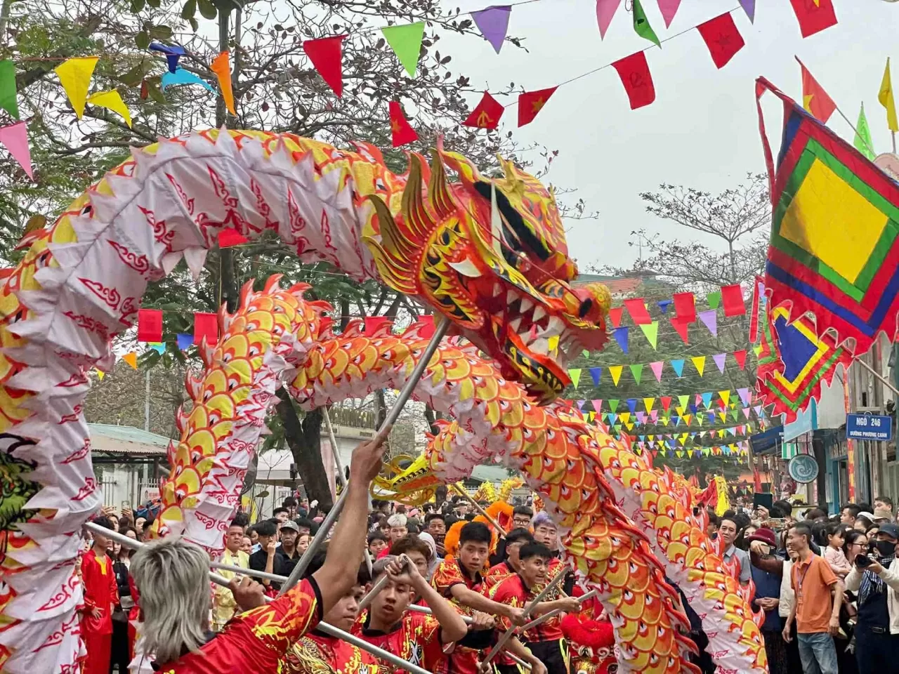Phường rồng - lân - sư biểu diễn múa rồng trên đường rước. (Ảnh: Hương Giang) Phường rồng - lân - sư biểu diễn múa rồng trên đường rước. (Ảnh: Hương Giang)