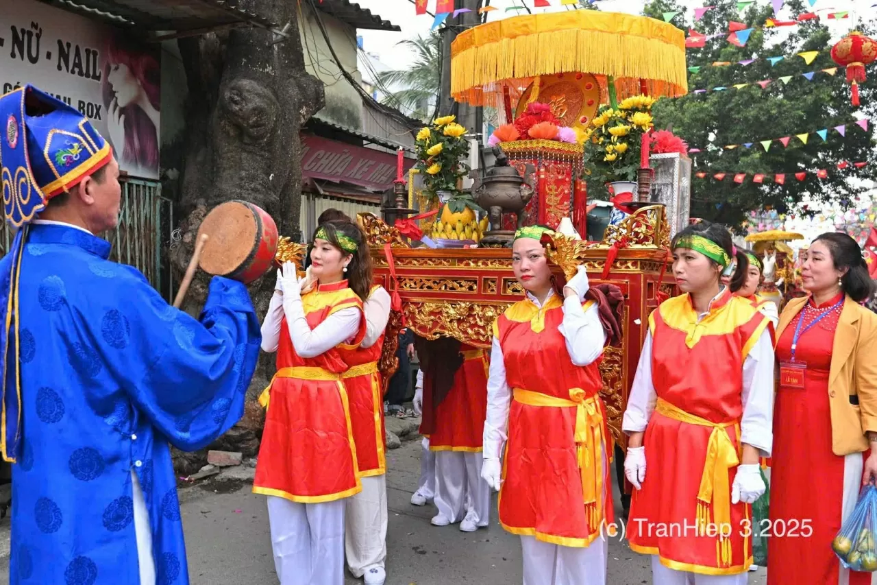 Đoàn nữ rước kiệu Hương án. (Ảnh: Trần Hiệp) Đoàn nữ rước kiệu Hương án. (Ảnh: Trần Hiệp)