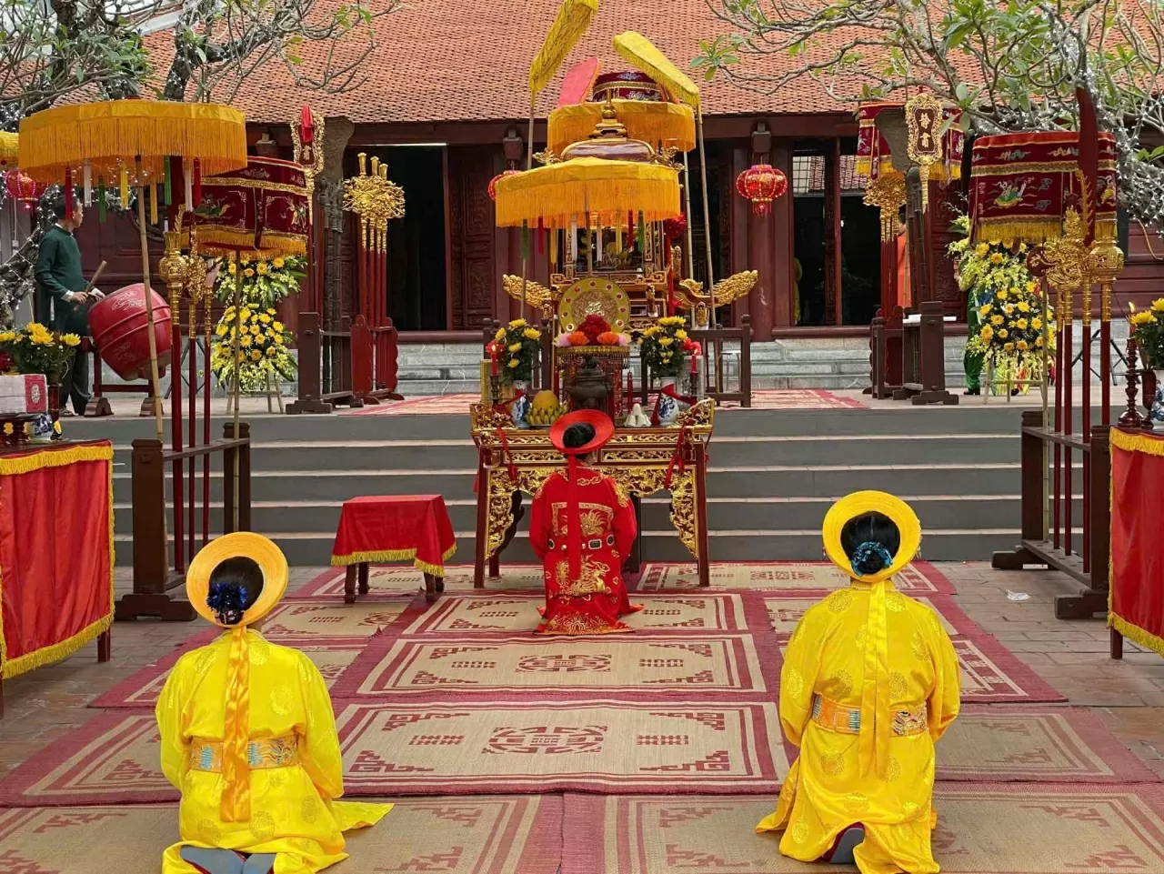 Đội tế Nữ dâng hương tế nhà Ngài, mở đầu lễ tế nhập tịch. (Ảnh: Hương Giang) Đội tế Nữ dâng hương tế nhà Ngài, mở đầu lễ tế nhập tịch. (Ảnh: Hương Giang)