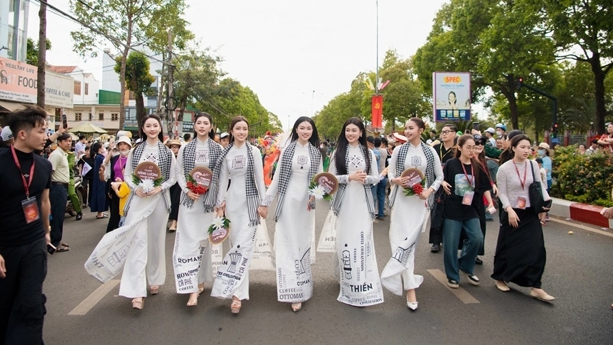 Dàn người đẹp Việt lan tỏa văn hóa cà phê tại Lễ hội cà phê Buôn Ma Thuột lần thứ 9