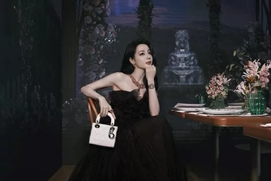 Địch Lệ Nhiệt Ba dự sự kiện ra mắt và tiệc tối cao cấp Villa Dior của thương hiệu cùng tên, với vai trò người phát ngôn về trang điểm và nước hoa toàn cầu. Đầm cô mặc nằm trong bộ sưu tập thời trang may sẵn XuânHè 2025 của Dior. Địch Lệ Nhiệt Ba dự sự kiện ra mắt và tiệc tối cao cấp Villa Dior của thương hiệu cùng tên, với vai trò người phát ngôn về trang điểm và nước hoa toàn cầu. Đầm cô mặc nằm trong bộ sưu tập thời trang may sẵn XuânHè 2025 của Dior.