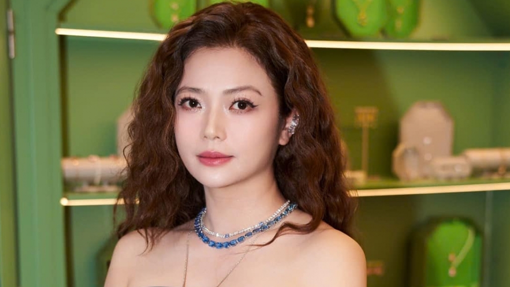 Diễn viên Khả Ngân sang trọng, quyến rũ