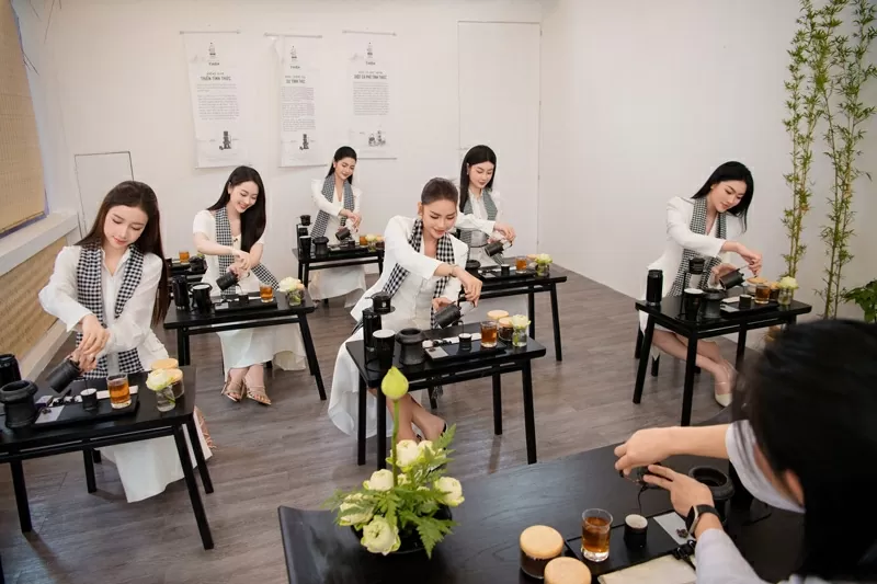 Hoa hậu Ngọc Châu, Thu Uyên, Đoàn Thu Thủy, Người đẹp Ngọc Mai, Hoa khôi Vũ Như Quỳnh, Hoa khôi Tâm Anh Thy trải nghiệm Thiền Cà phê, một sản phẩm cà phê văn hóa do Trung Nguyên Legend sáng tạo nên tại gian hàng Trung Nguyên Legend. Hoa hậu Ngọc Châu, Thu Uyên, Đoàn Thu Thủy, Người đẹp Ngọc Mai, Hoa khôi Vũ Như Quỳnh, Hoa khôi Tâm Anh Thy trải nghiệm Thiền Cà phê, một sản phẩm cà phê văn hóa do Trung Nguyên Legend sáng tạo nên tại gian hàng Trung Nguyên Legend.