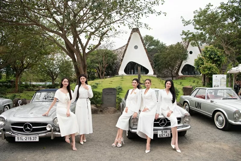 Hoa khôi Vũ Như Quỳnh, Phạm Tâm Anh Thy cùng Hoa hậu Thu Uyên, Ngọc Châu, Đoàn Thu Thủy bên bộ sưu tập xe Mercedes-Benz cổ, được trưng bày tại Bảo tàng Thế giới Cà phê. Hoa khôi Vũ Như Quỳnh, Phạm Tâm Anh Thy cùng Hoa hậu Thu Uyên, Ngọc Châu, Đoàn Thu Thủy bên bộ sưu tập xe Mercedes-Benz cổ, được trưng bày tại Bảo tàng Thế giới Cà phê.