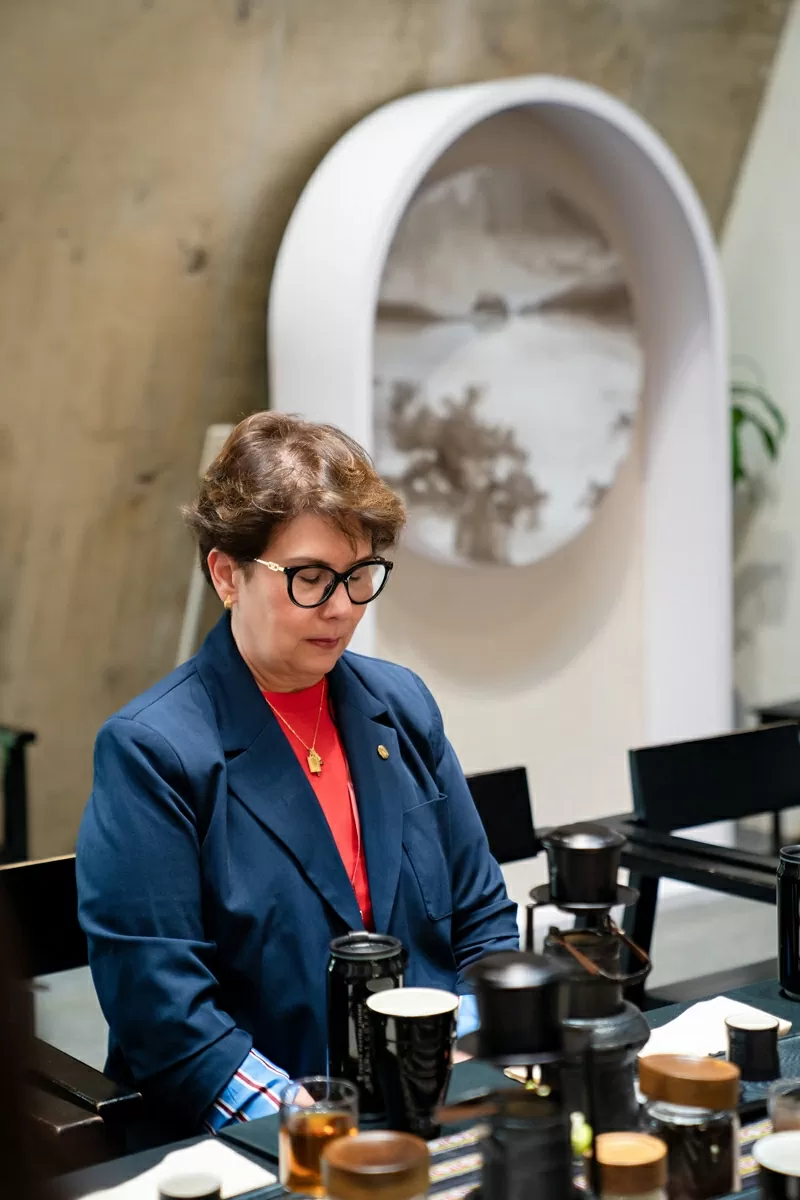 Trải nghiệm Thiền cà phê, bà Vanusia Nogueira - Tổng giám đốc Tổ chức Cà phê thế giới (ICO) cho rằng:“Chưa bao giờ nghĩ rằng cà phê lại được thưởng thức rất nghệ thuật và đầy triết lý như cách sáng tạo của Trung Nguyên Legend” Trải nghiệm Thiền cà phê, bà Vanusia Nogueira - Tổng giám đốc Tổ chức Cà phê thế giới (ICO) cho rằng:“Chưa bao giờ nghĩ rằng cà phê lại được thưởng thức rất nghệ thuật và đầy triết lý như cách sáng tạo của Trung Nguyên Legend”