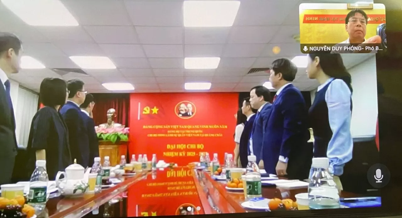 Các đại biểu làm Lễ chào cờ. Các đại biểu làm Lễ chào cờ.