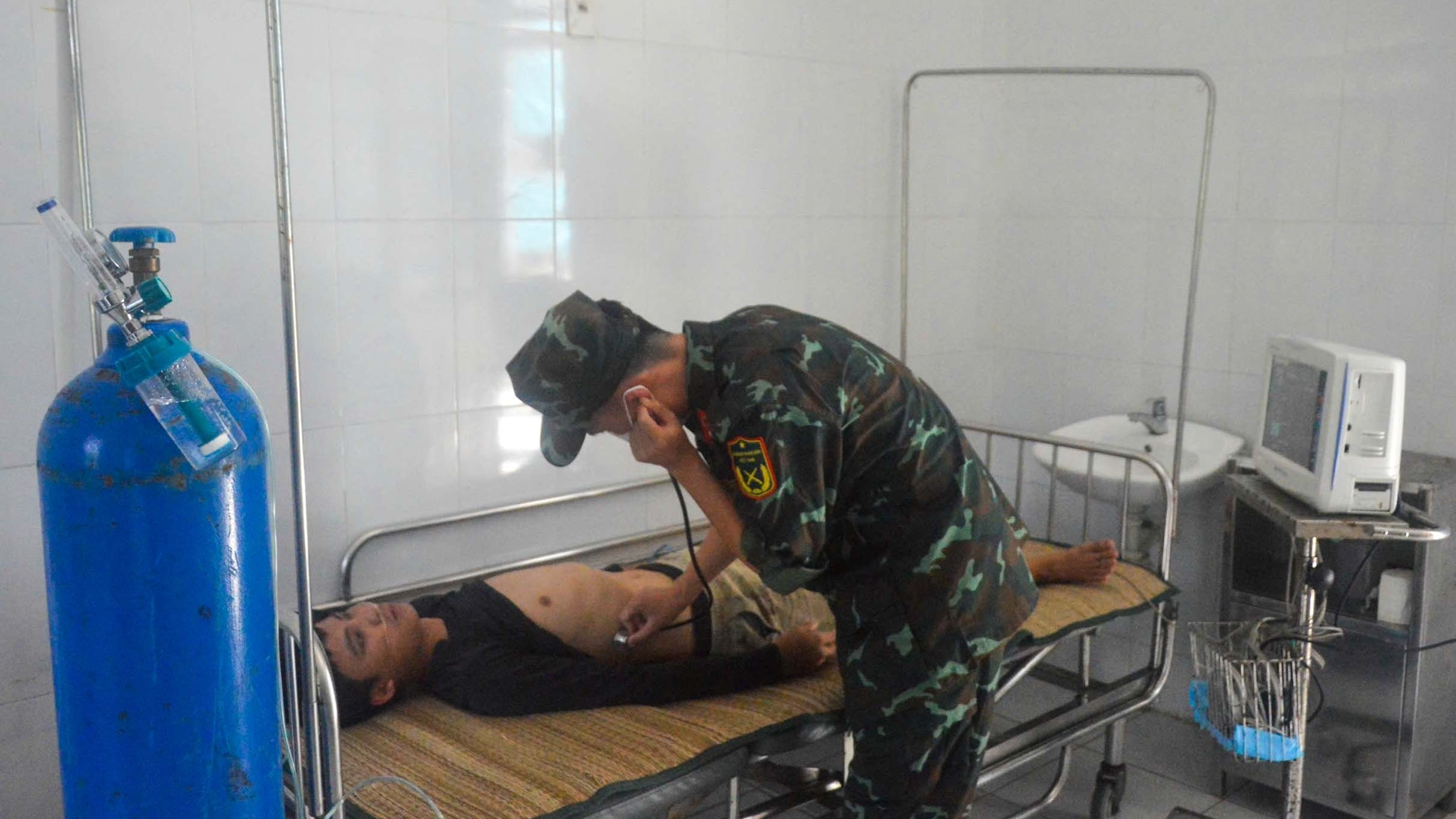 Bệnh xá đảo Song Tử Tây cấp cứu ngư dân bị viêm phổi