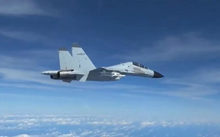 Chiếc J-11 của Trung Quốc tiếp cận máy bay của Mỹ ở Biển Đông indopacom Chiếc J-11 của Trung Quốc tiếp cận máy bay của Mỹ ở Biển Đông indopacom